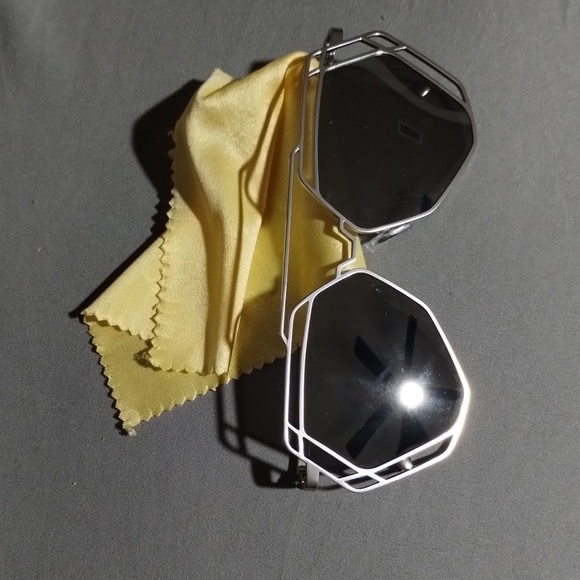 Mirrored Sunglasses - Picture 3 of 9